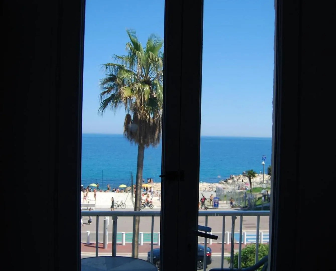 Επικοινωνία με το Hotel Azur